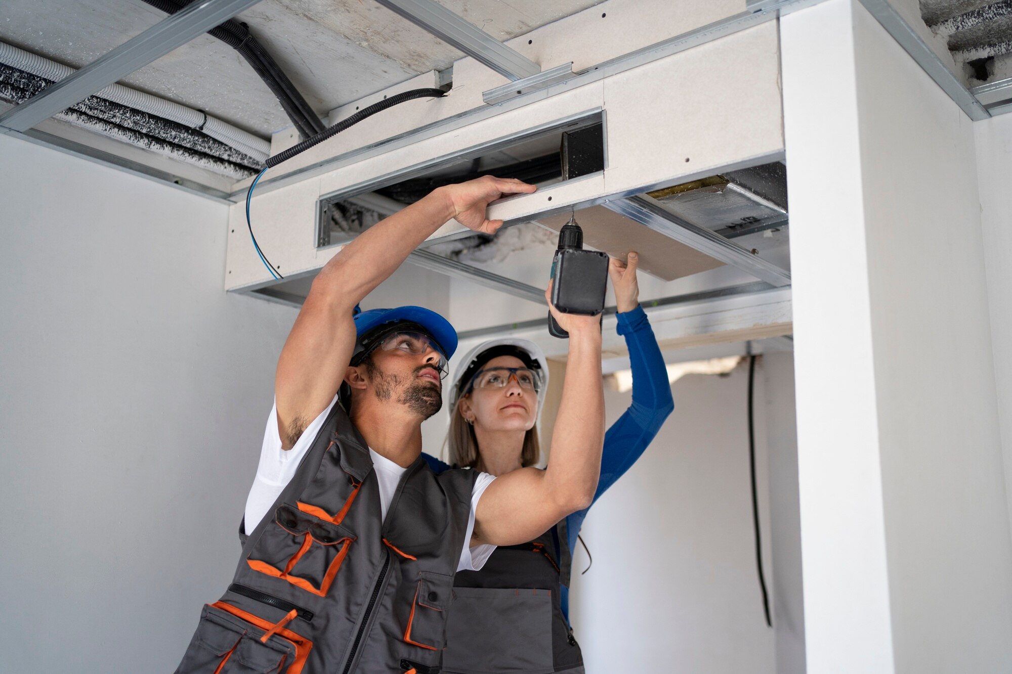 personas tiro medio cascos seguridad 23 2149366668